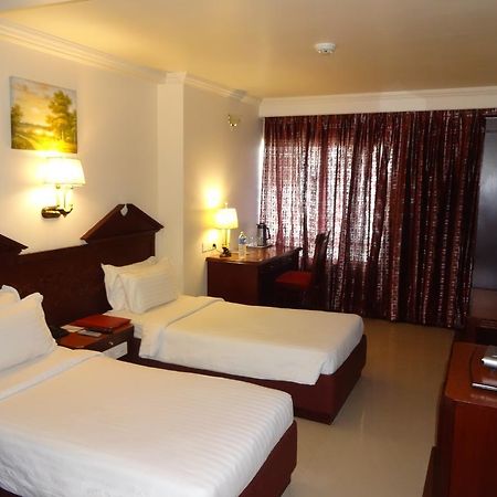 Westway Hotel Кожикод Екстериор снимка