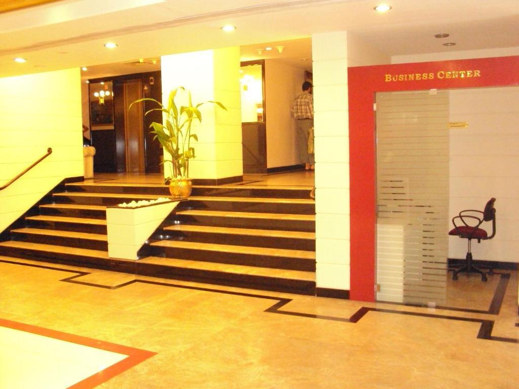 Westway Hotel Кожикод Екстериор снимка