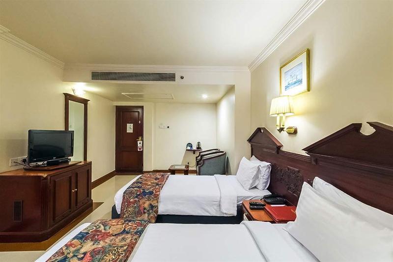 Westway Hotel Кожикод Екстериор снимка