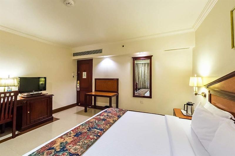 Westway Hotel Кожикод Екстериор снимка