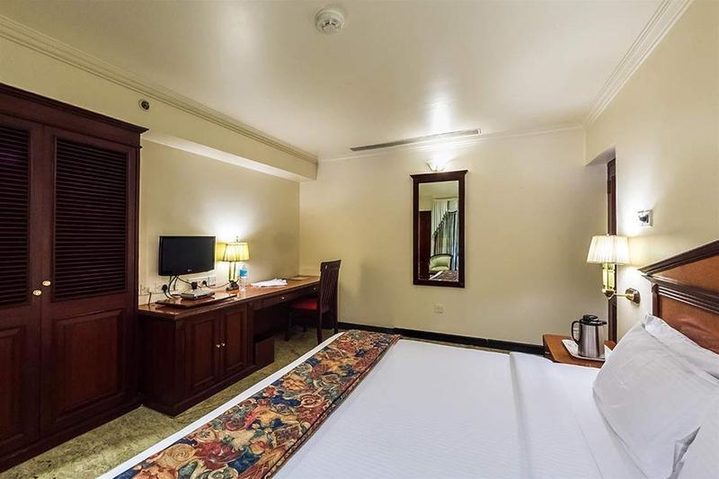 Westway Hotel Кожикод Екстериор снимка