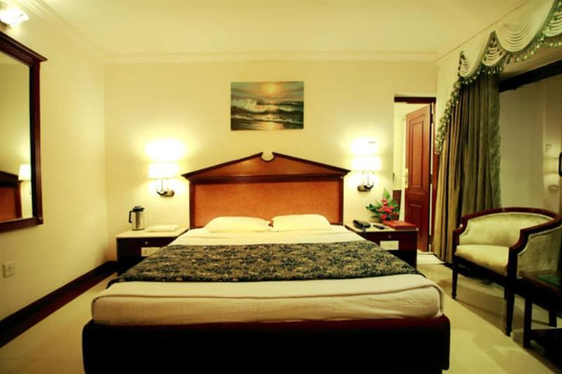 Westway Hotel Кожикод Екстериор снимка