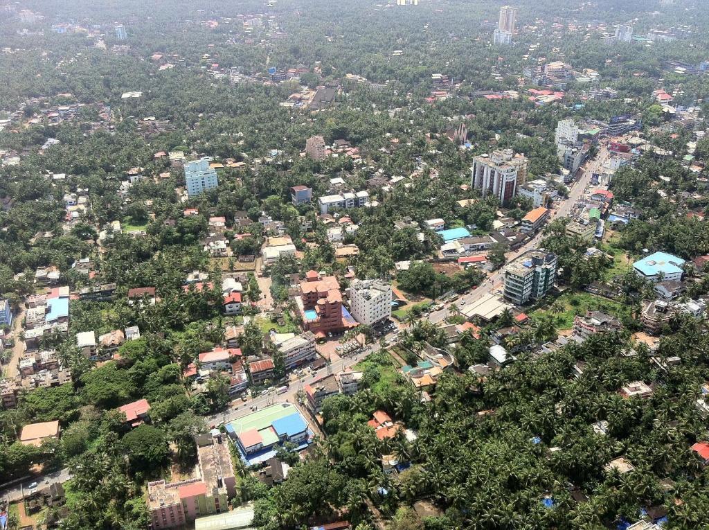 Westway Hotel Кожикод Екстериор снимка