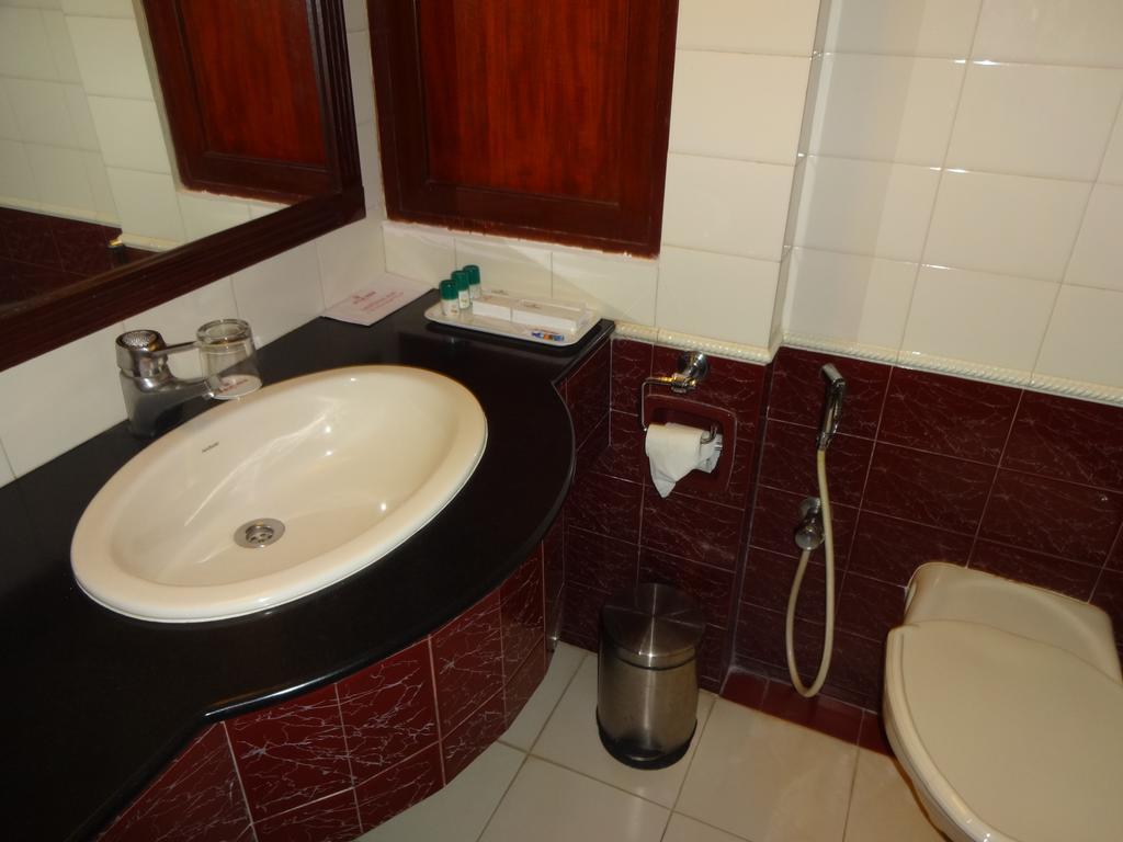 Westway Hotel Кожикод Екстериор снимка