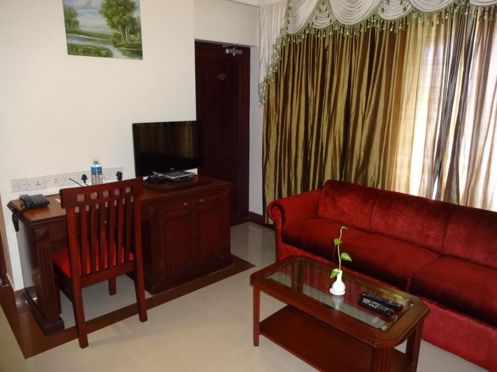 Westway Hotel Кожикод Екстериор снимка