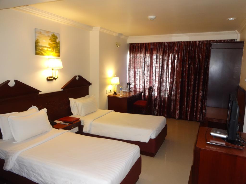 Westway Hotel Кожикод Екстериор снимка