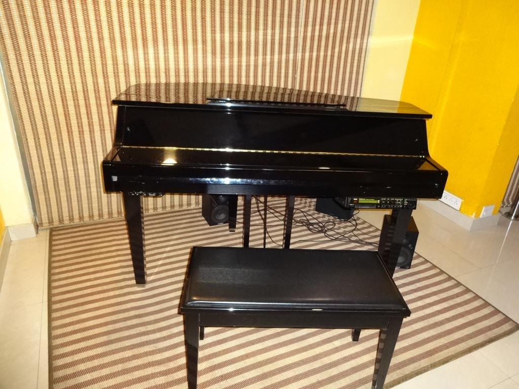 Westway Hotel Кожикод Екстериор снимка