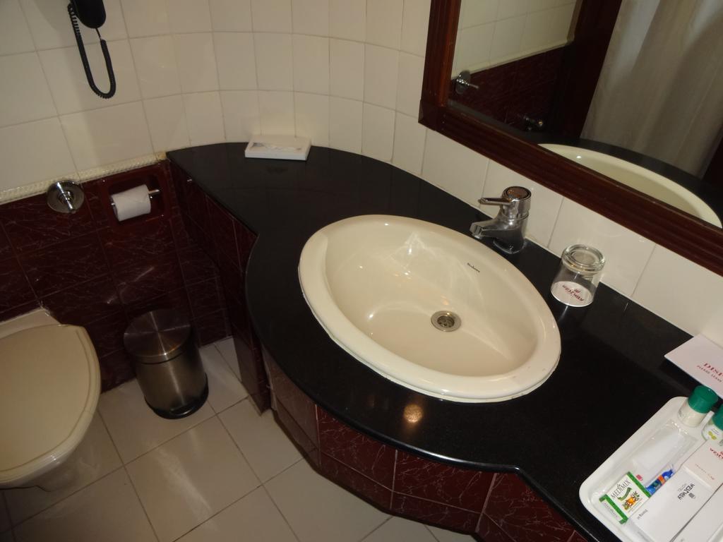 Westway Hotel Кожикод Екстериор снимка