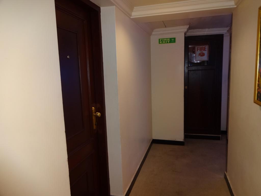 Westway Hotel Кожикод Екстериор снимка