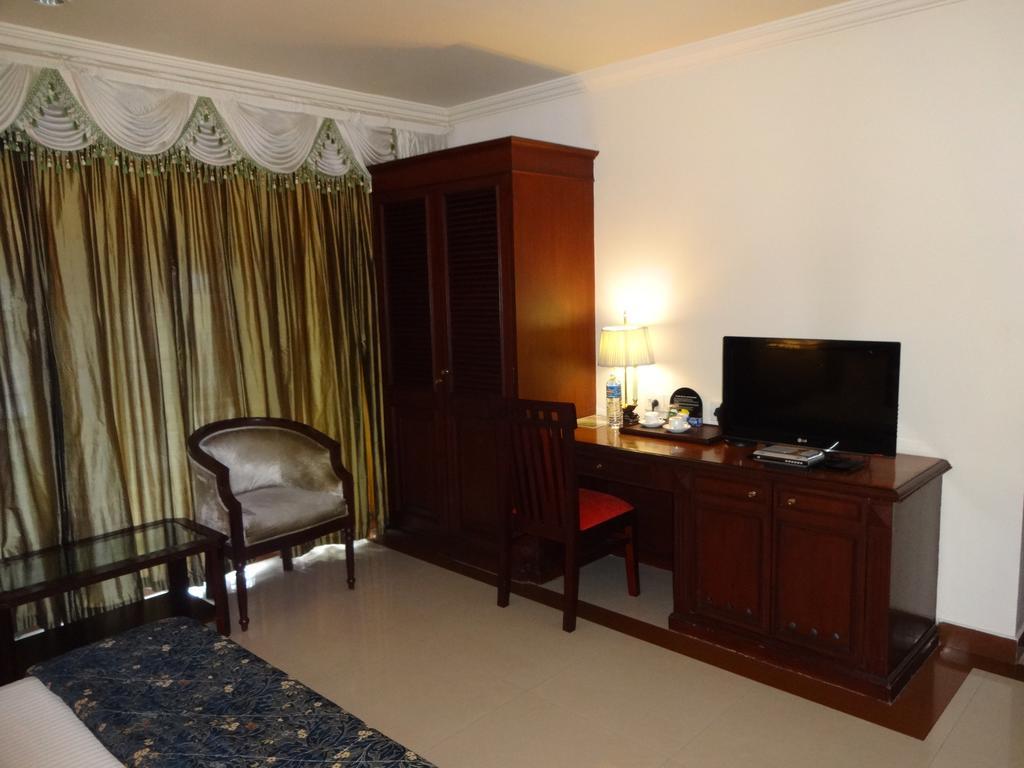 Westway Hotel Кожикод Екстериор снимка