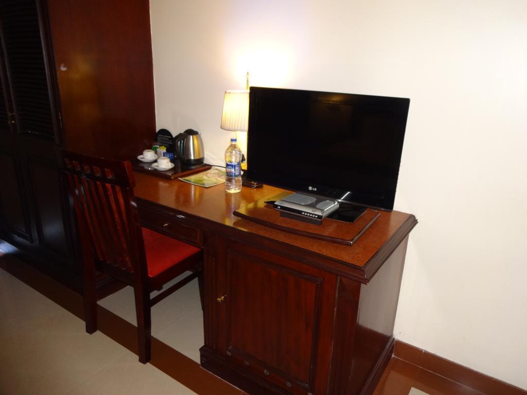 Westway Hotel Кожикод Екстериор снимка