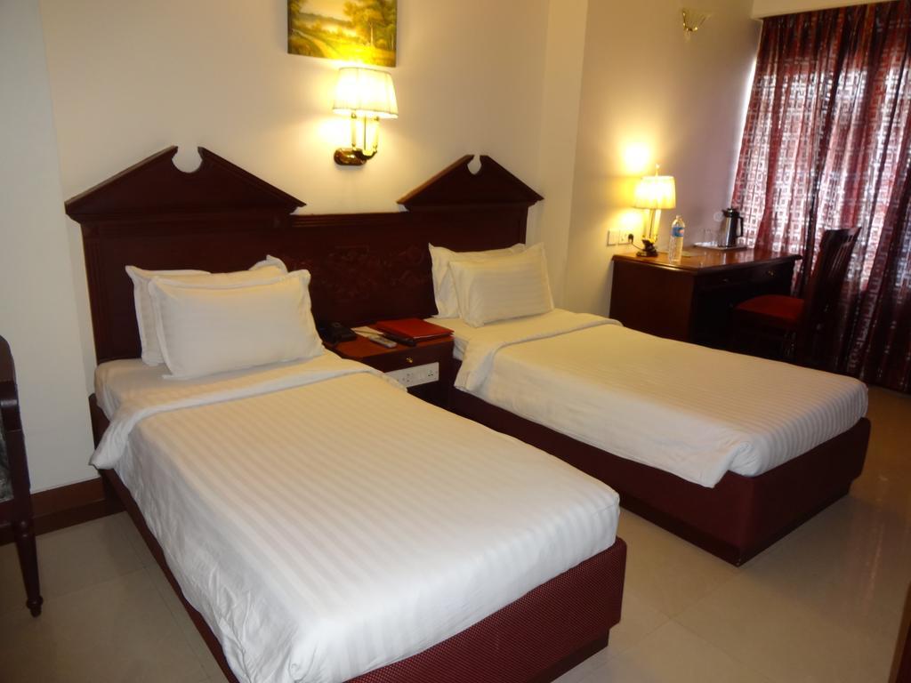 Westway Hotel Кожикод Екстериор снимка
