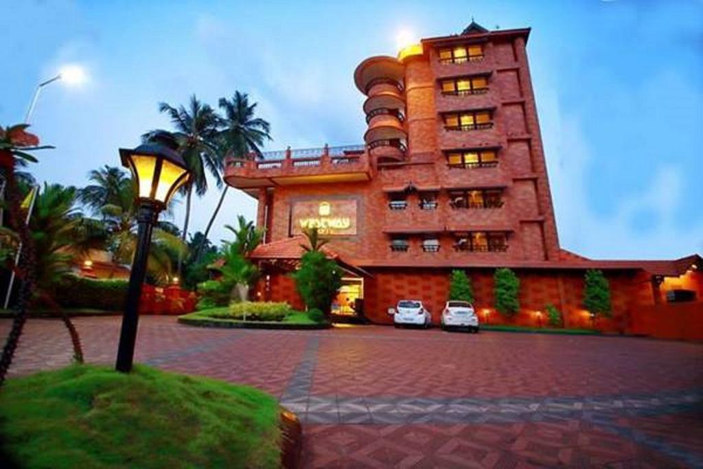 Westway Hotel Кожикод Екстериор снимка