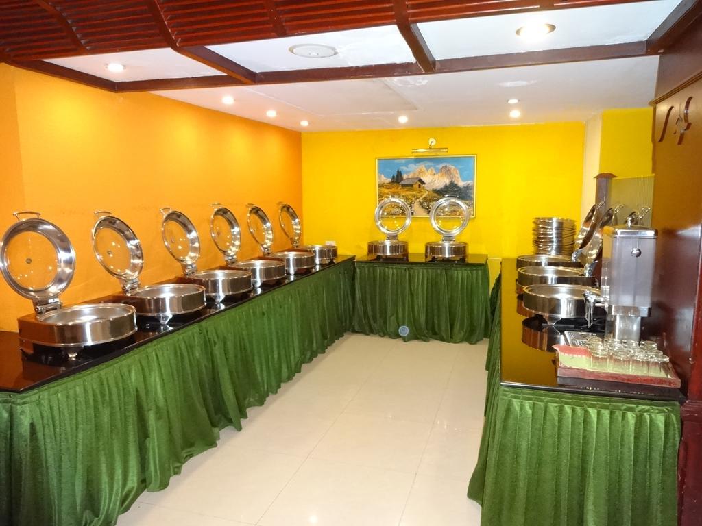 Westway Hotel Кожикод Екстериор снимка