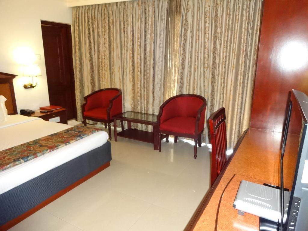 Westway Hotel Кожикод Екстериор снимка