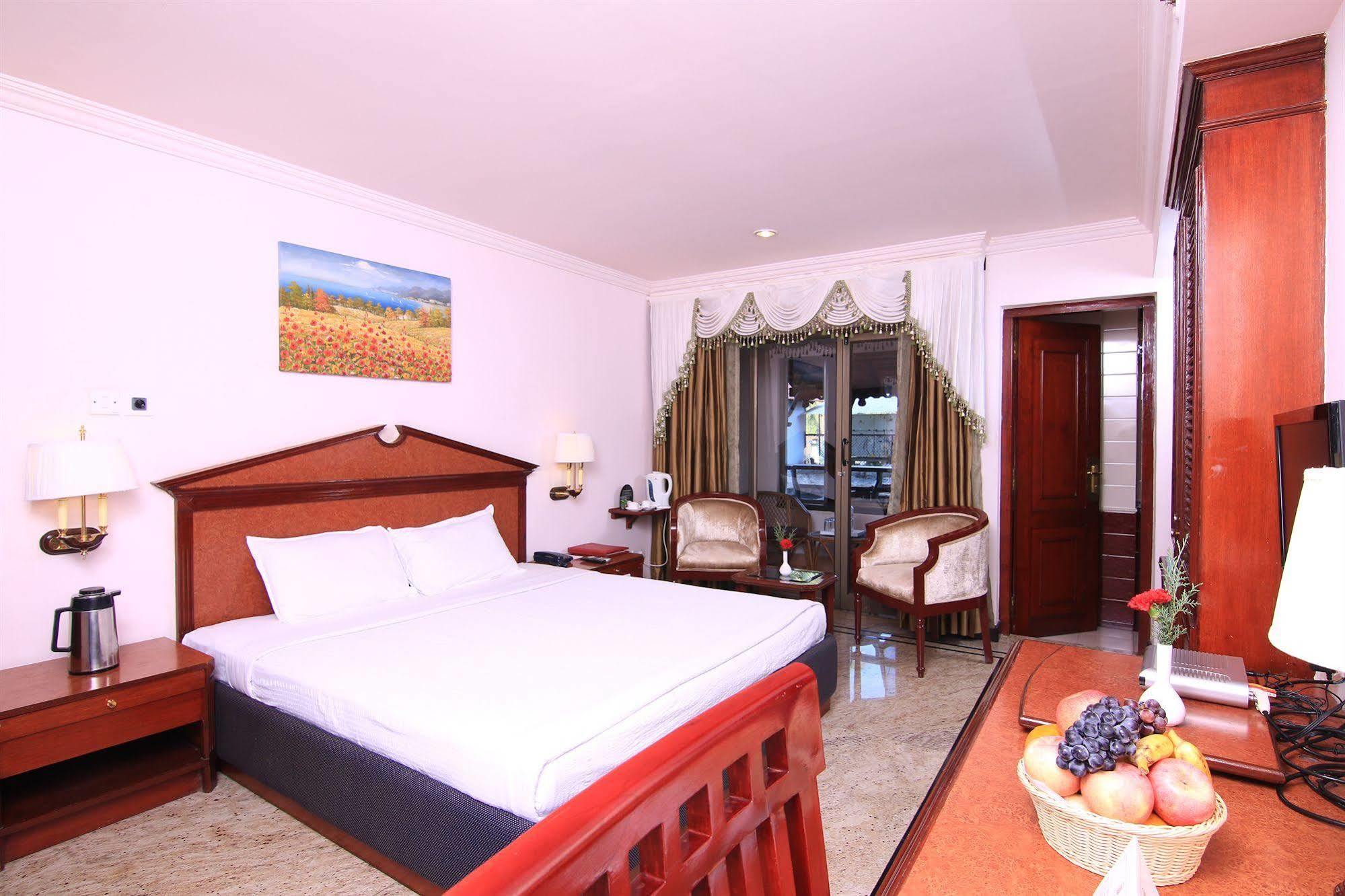 Westway Hotel Кожикод Екстериор снимка