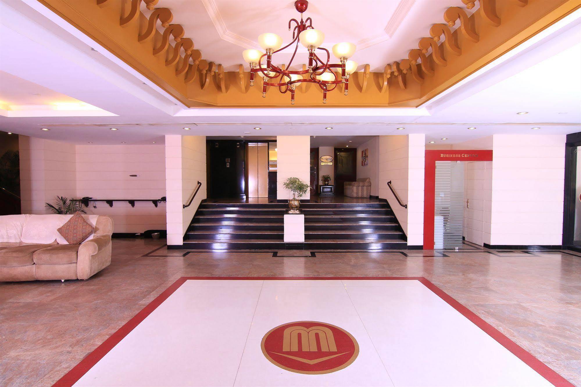 Westway Hotel Кожикод Екстериор снимка