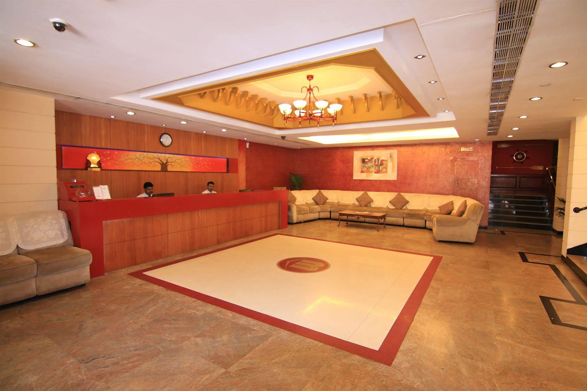 Westway Hotel Кожикод Екстериор снимка