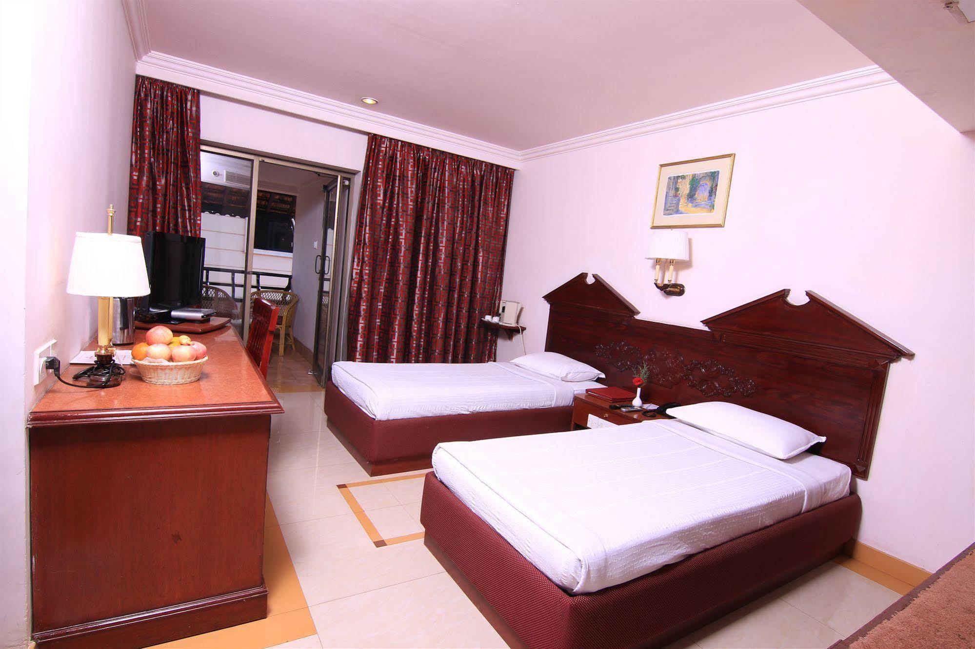 Westway Hotel Кожикод Екстериор снимка