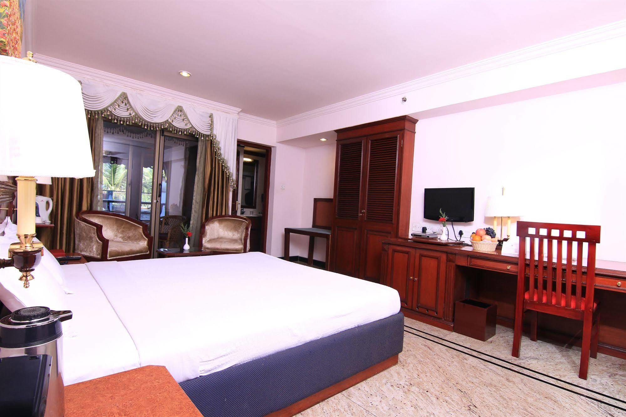 Westway Hotel Кожикод Екстериор снимка