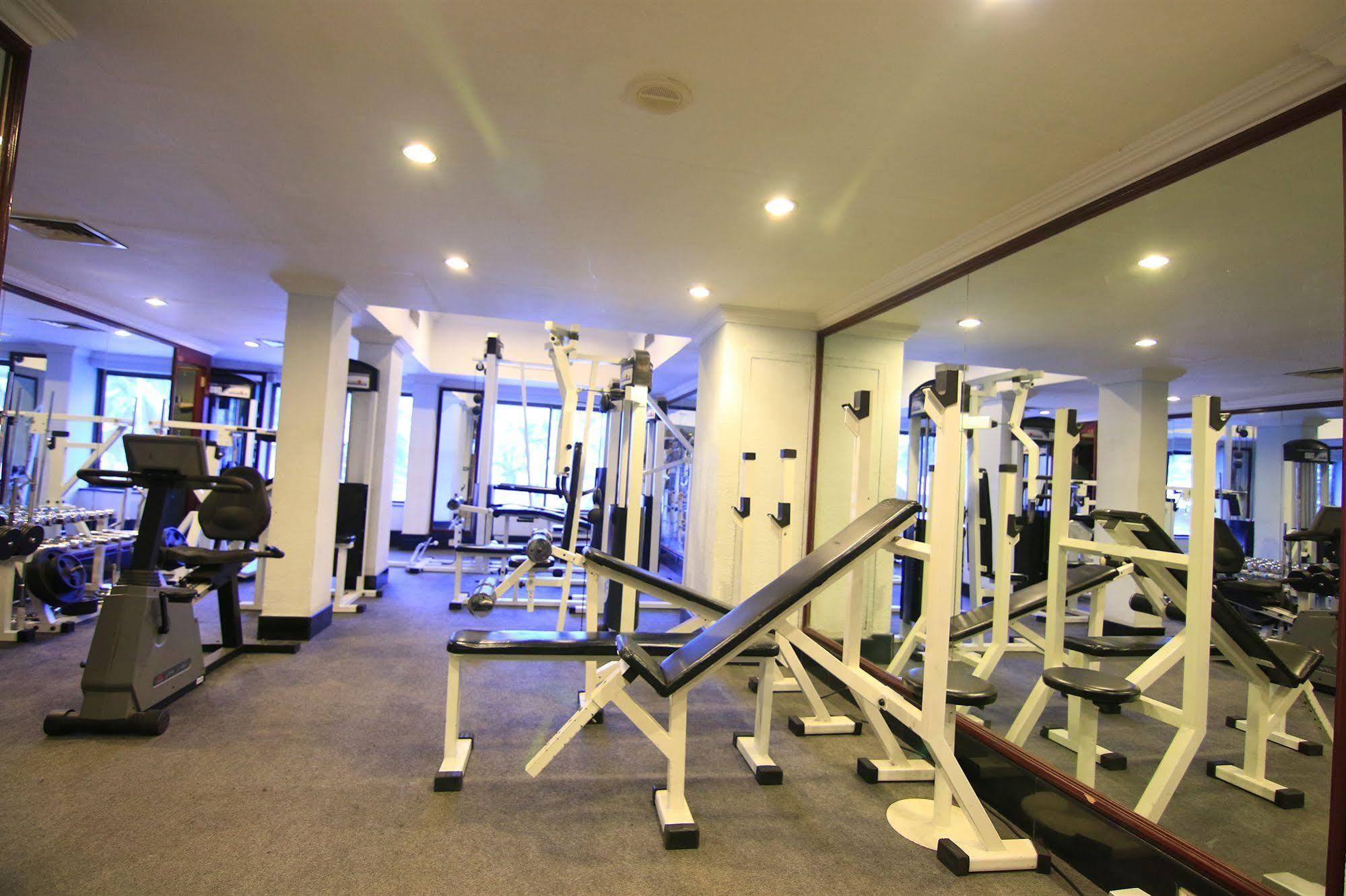 Westway Hotel Кожикод Екстериор снимка
