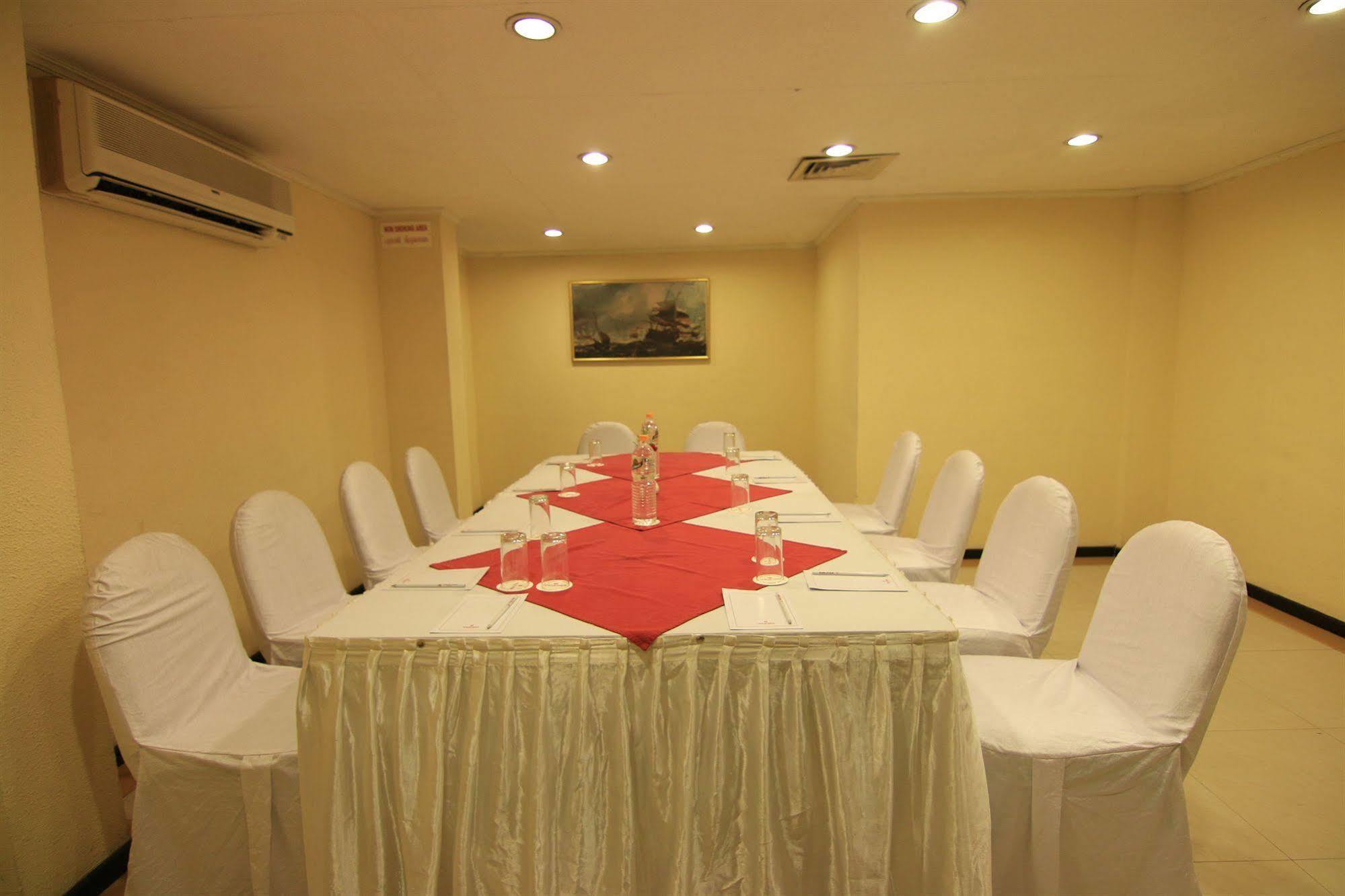 Westway Hotel Кожикод Екстериор снимка