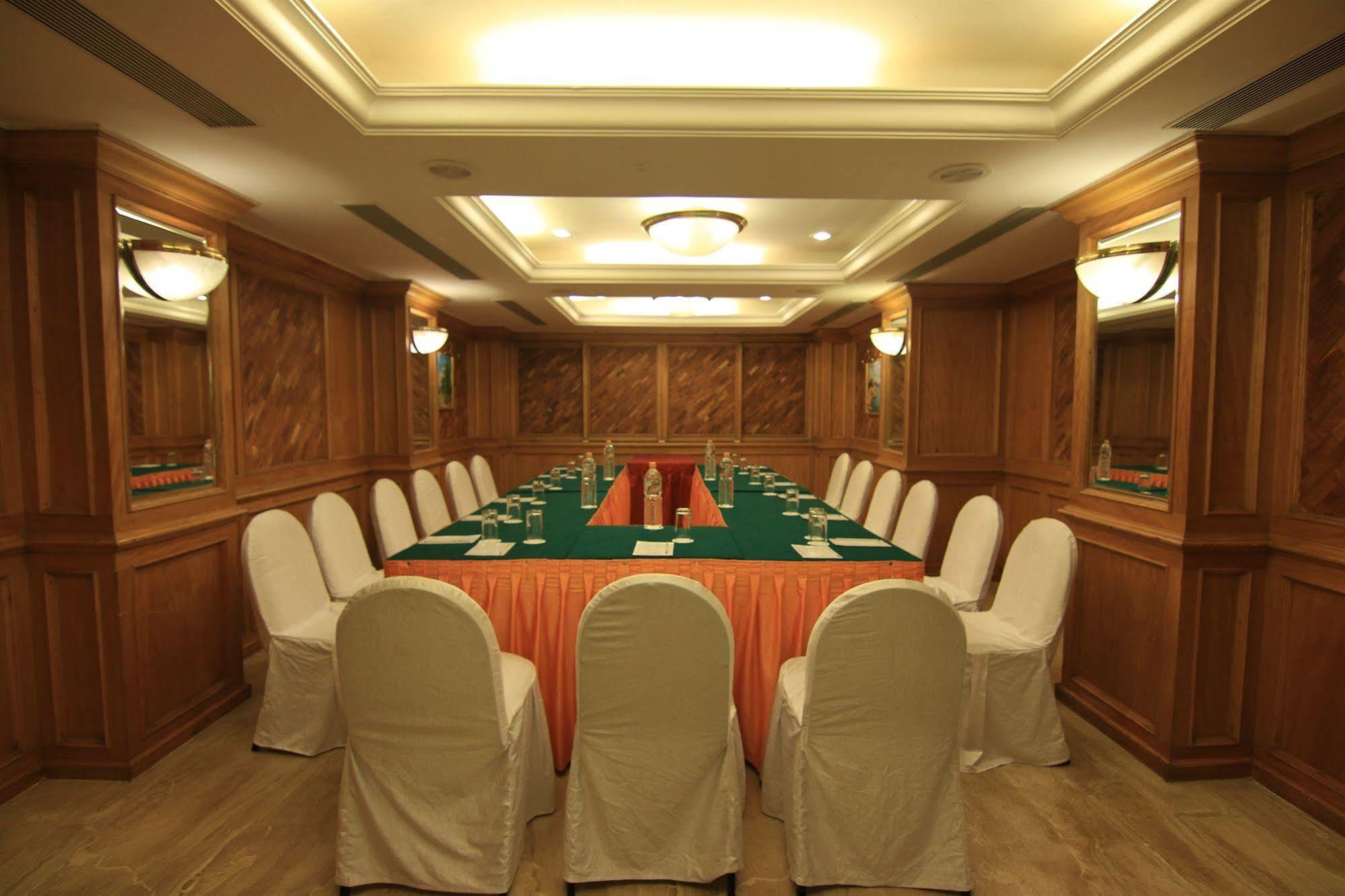 Westway Hotel Кожикод Екстериор снимка