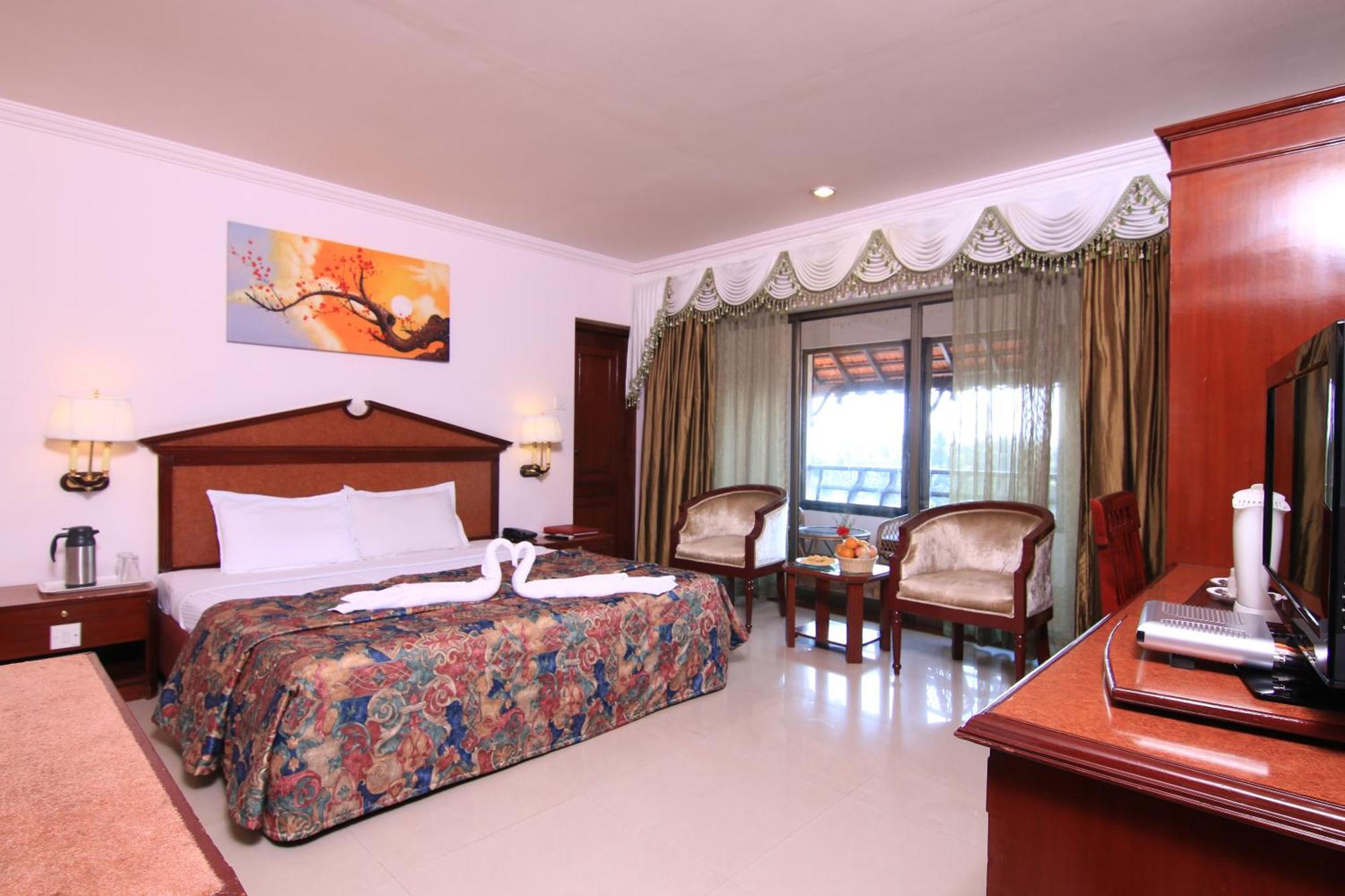 Westway Hotel Кожикод Екстериор снимка
