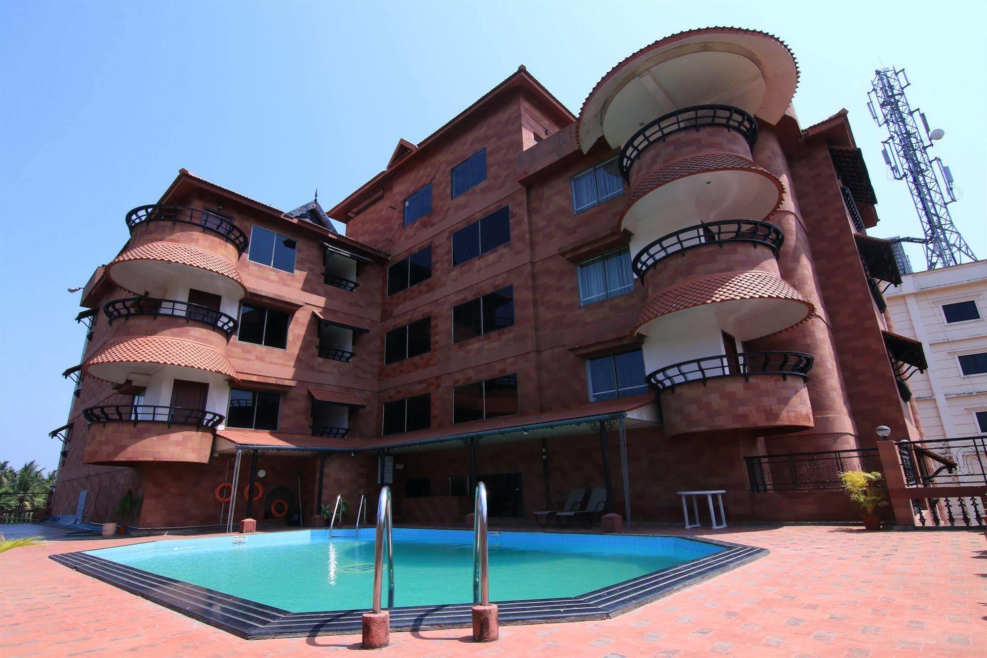 Westway Hotel Кожикод Екстериор снимка