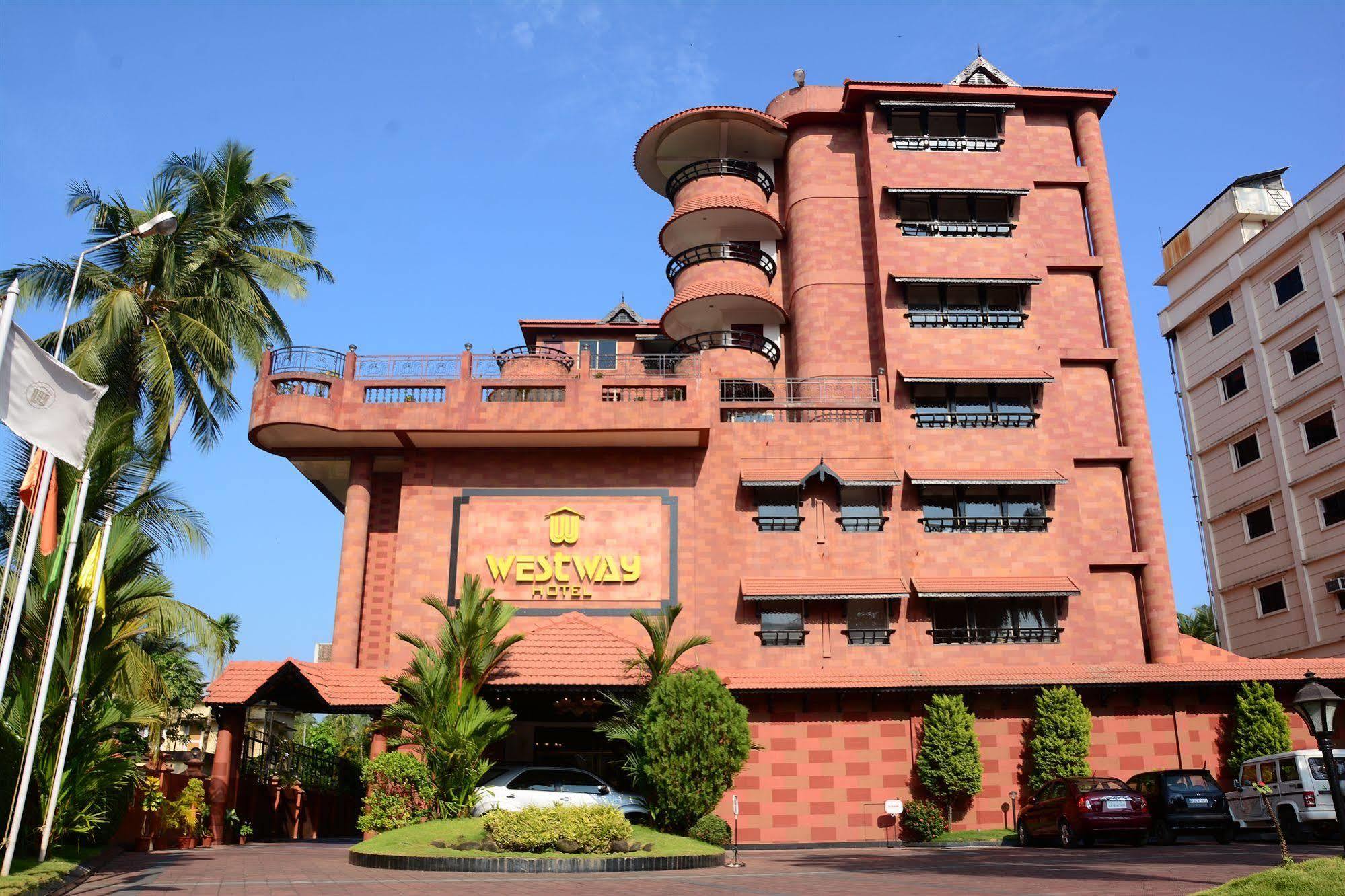 Westway Hotel Кожикод Екстериор снимка
