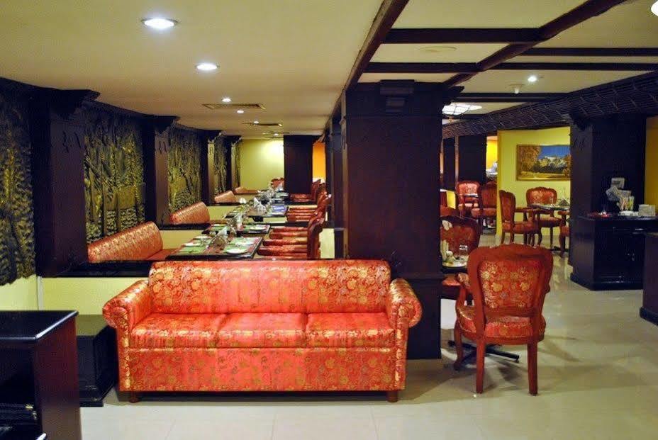 Westway Hotel Кожикод Екстериор снимка