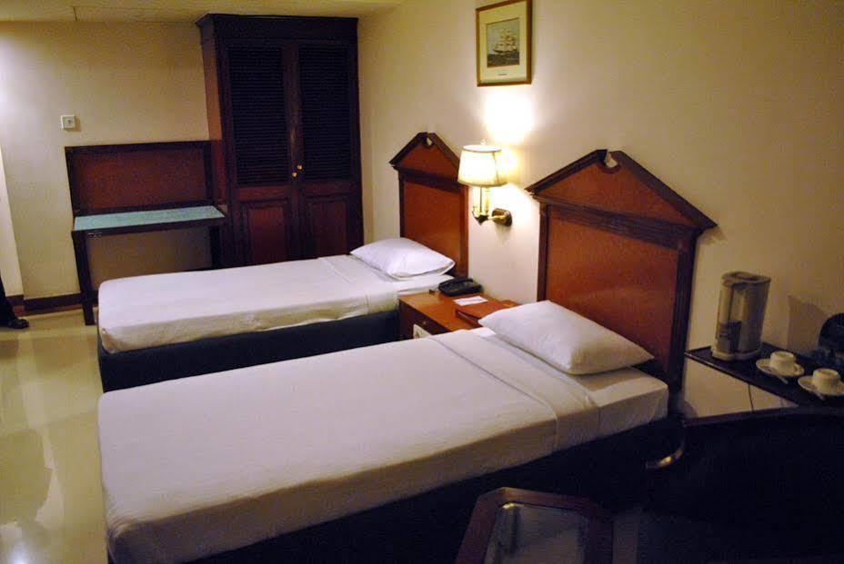 Westway Hotel Кожикод Екстериор снимка