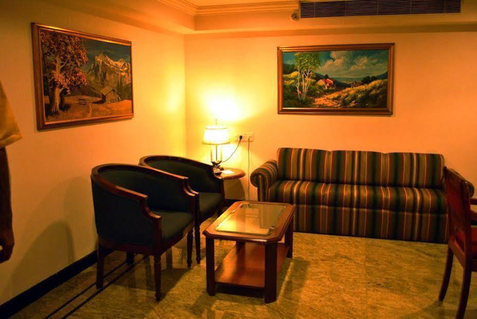 Westway Hotel Кожикод Екстериор снимка