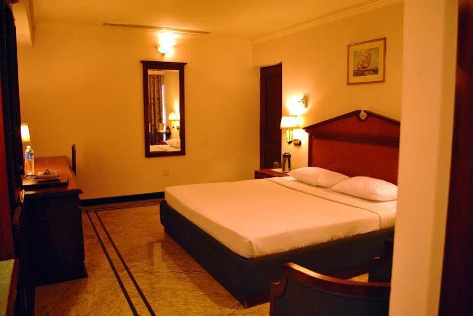 Westway Hotel Кожикод Екстериор снимка